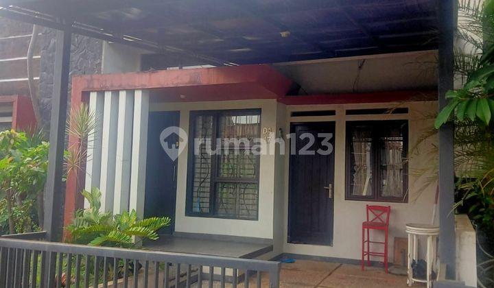 tampak depan dijual rumah siap huni di