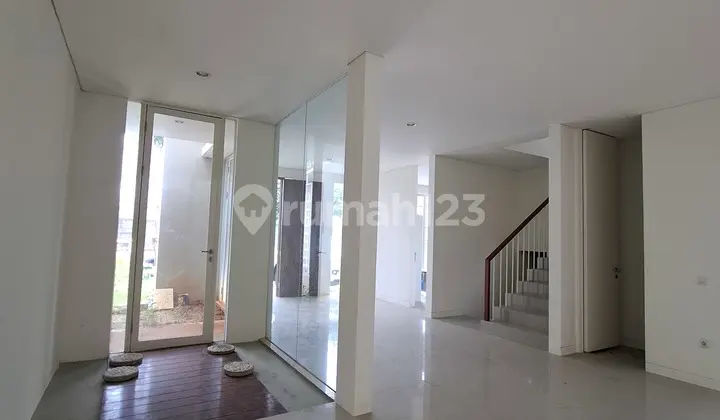 ruang keluarga rumah mewah 2 lantai siap