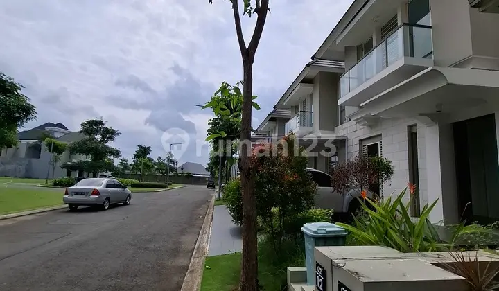tampak depan rumah mewah 2 lantai siap