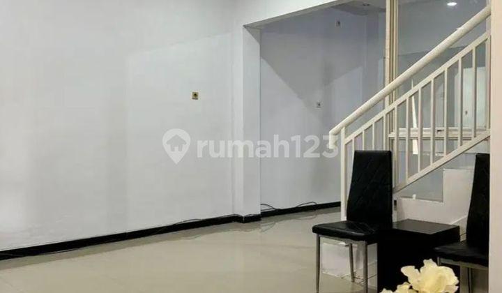 ruang keluarga rumah 2,5 lantai shm bagus