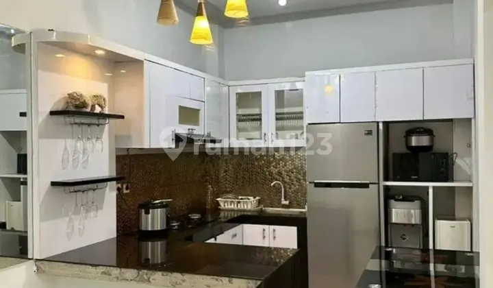 dapur rumah 2,5 lantai shm bagus