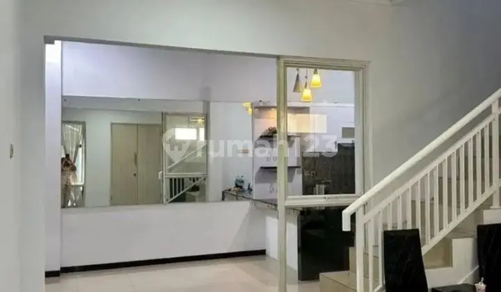 ruang keluarga rumah 2,5 lantai shm bagus