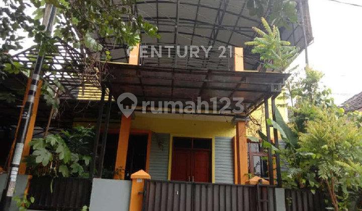 tampak depan rumah besar 2 lantai di