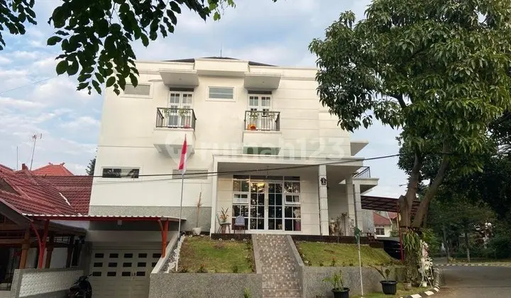 tampak depan rumah cantik mewah lokasi strategis