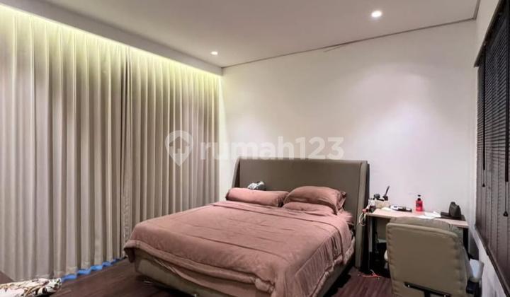 kamar tidur rumah hoek super luas di