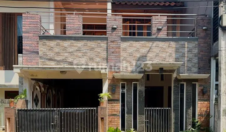 tampak depan dijual cepat rumah tiga lantai