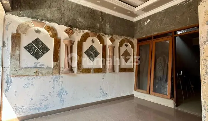 garasi/carport dijual cepat rumah tiga lantai