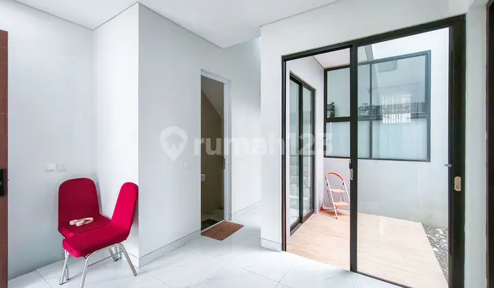 ruang tamu rumah shm 3 lantai siap