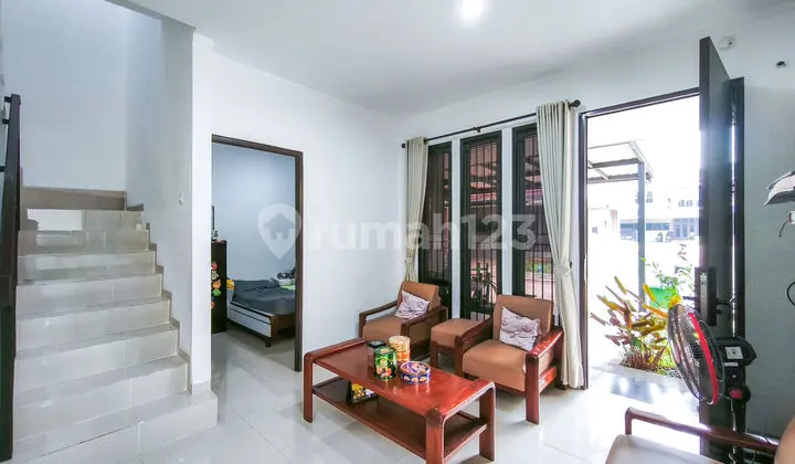 ruang tamu rumah hadap selatan lt 116