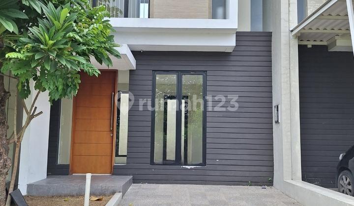 tampak depan rumah northwest lake park central