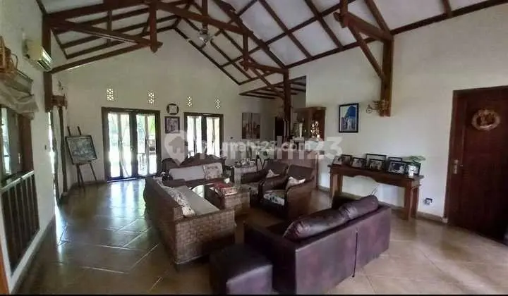 ruang keluarga rumah tropis bergaya villa nempel