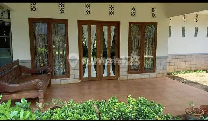 teras rumah tropis bergaya villa nempel