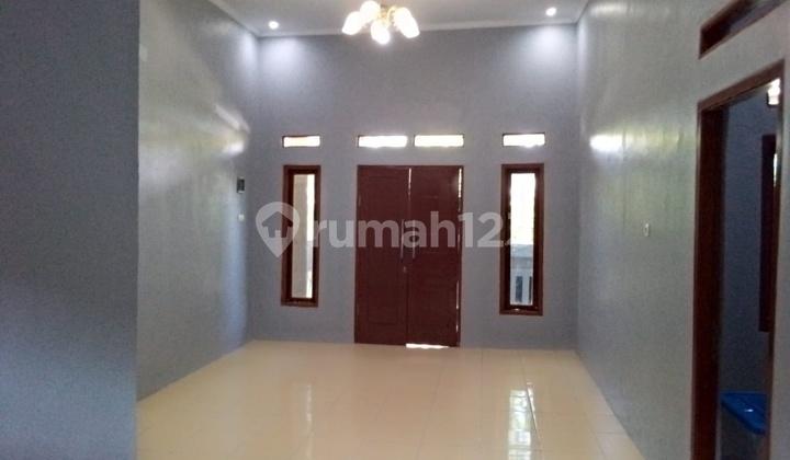 ruang tamu rumah bangunan baru di griya