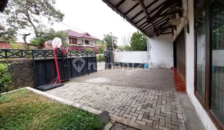 garasi/carport rumah kokoh 2 lantai di