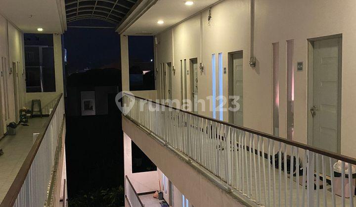 tampak depan kost elite fully furnished lokasi