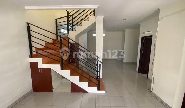 ruang keluarga rumah hook siap huni di