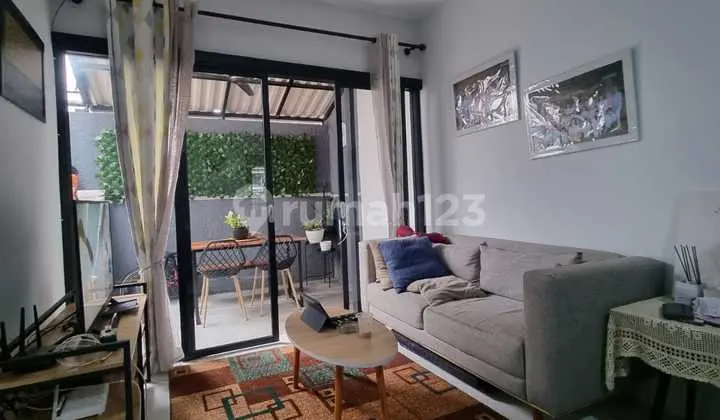 ruang keluarga rumah keren di jingga residence