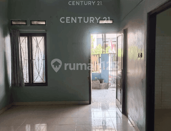 ruang tamu rumah strategis di permata depok