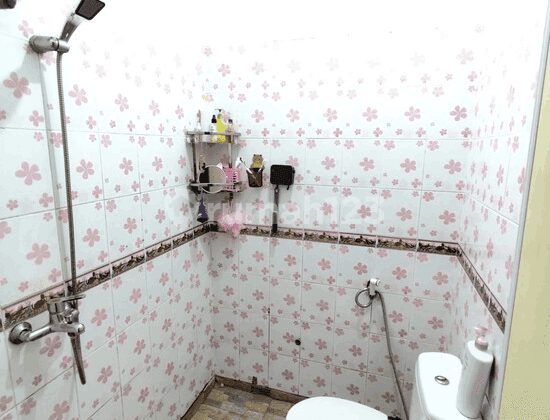 kamar mandi rumah posisi hoek di bumi