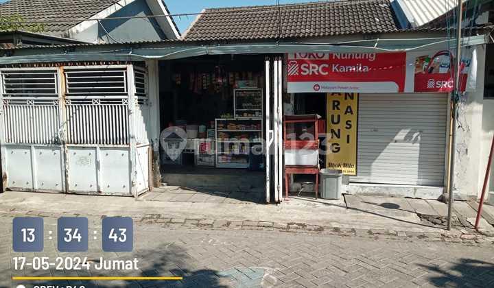 tampak depan rumah bagus di perumahan alam