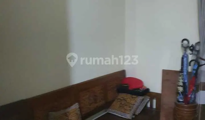 ruang tamu rumah 2 lantai siap huni