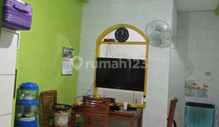 ruang makan rumah 3 lantai siap huni