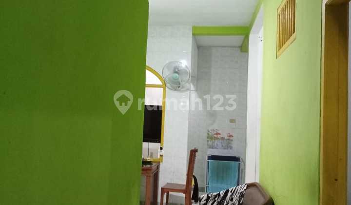 ruang keluarga rumah 3 lantai siap huni