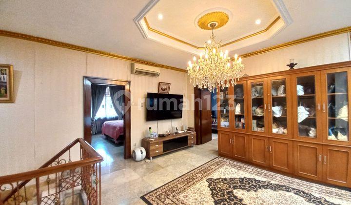 ruang keluarga jual rumah 2 lantai cluster