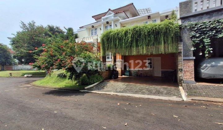 tampak depan rumah hook dengan taman cantik