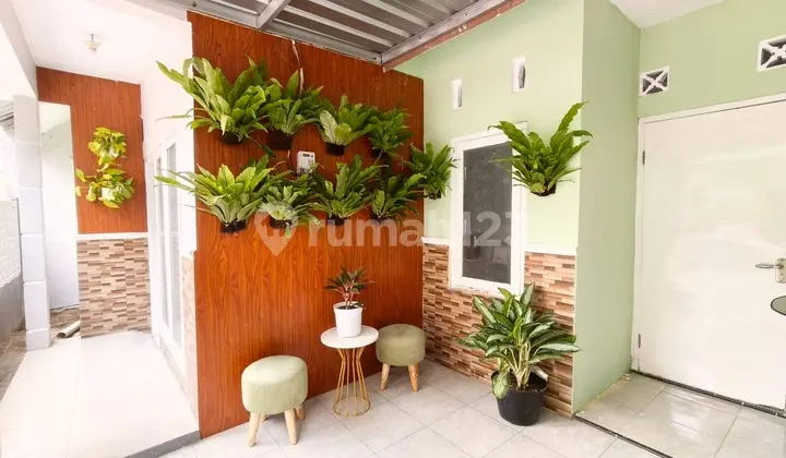 teras rumah dalam perumahan dekat royal