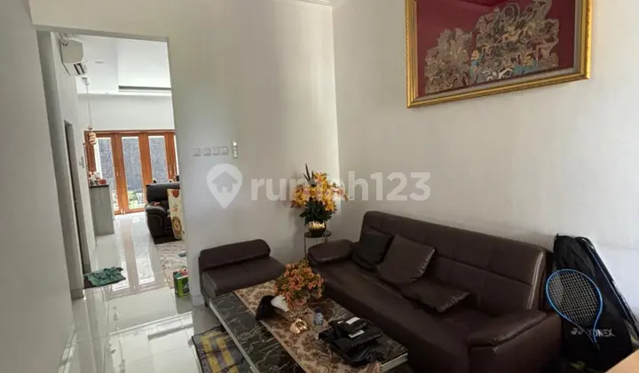 ruang tamu dijual rumah kuldesak 2 lantai