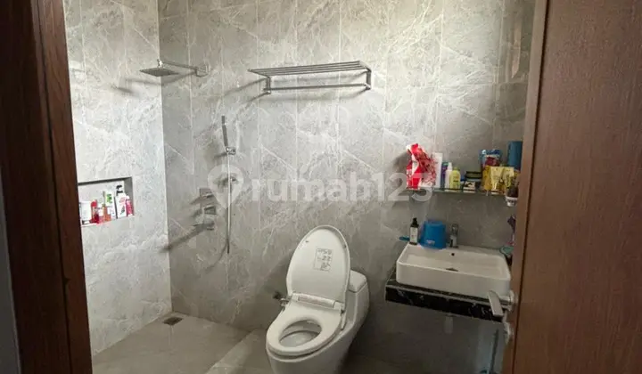 kamar mandi dijual rumah kuldesak 2 lantai