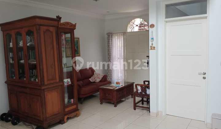 ruang tamu prime area! rumah 2 lt