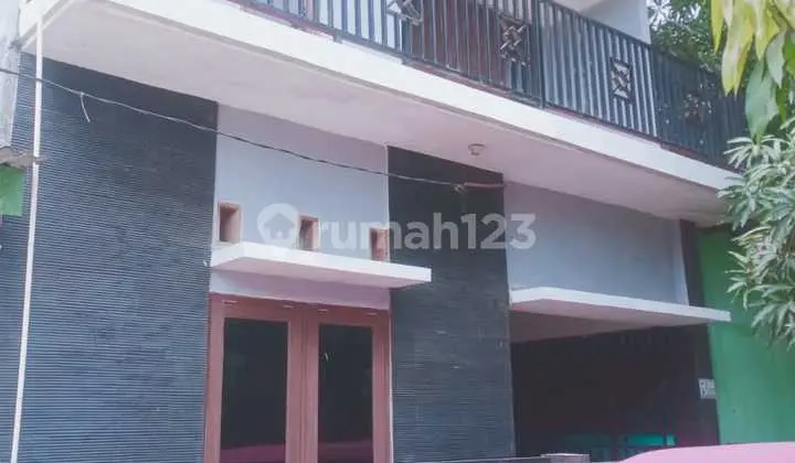tampak depan rumah kokoh 2 lantai di