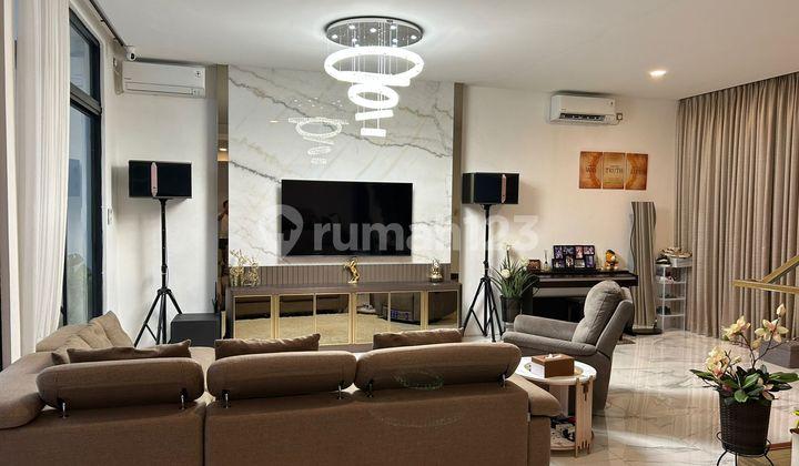 ruang keluarga rumah 2 lantai 4+1 kamar