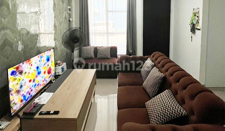 ruang keluarga rumah 2 lantai 4 kamar