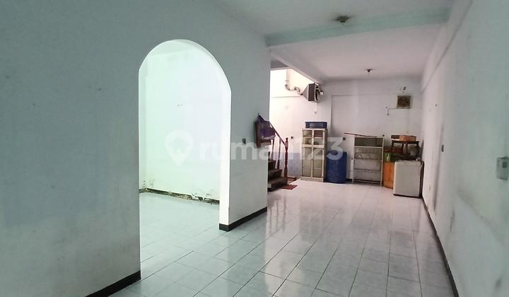 ruang makan rumah 2 lantai di villa
