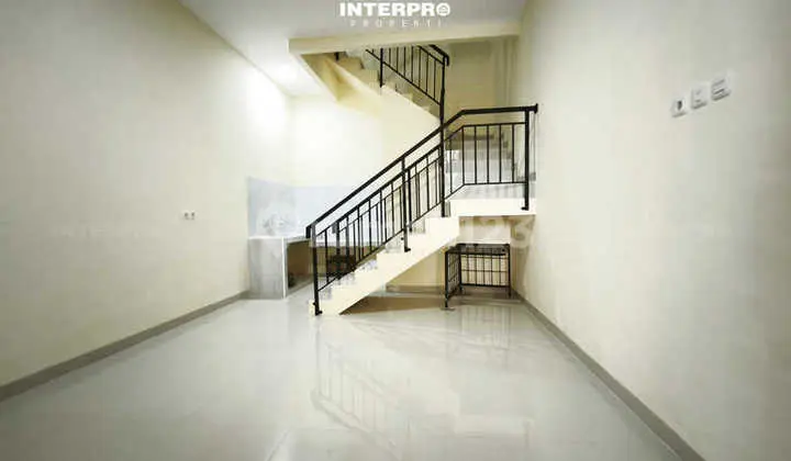 ruang tamu rumah brand new 3 lantai