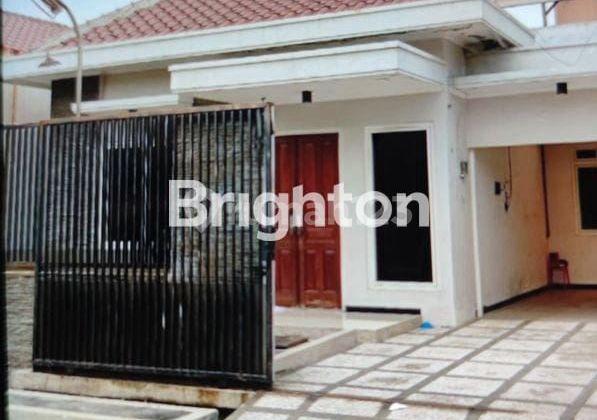 tampak depan rumah bagus terawat manyar tirtoyoso