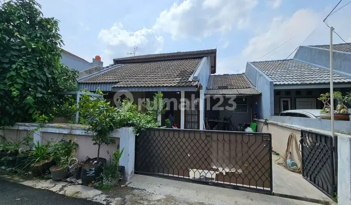tampak depan dijual rumah di kunciran mas