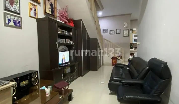 ruang keluarga dijual rumah 2 lantai di