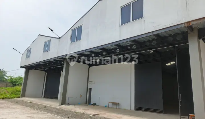tampak depan disewakan gudang baru gandeng 3