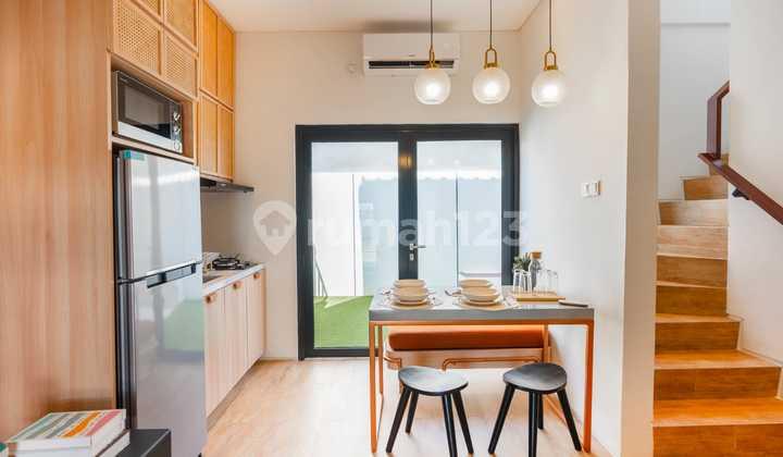 ruang makan rumah di cluster mandapa darmawangsa