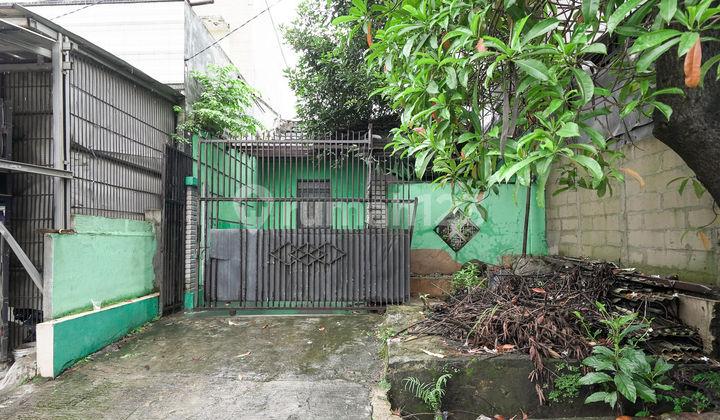 tampak depan rumah terawat 1 lt dekat