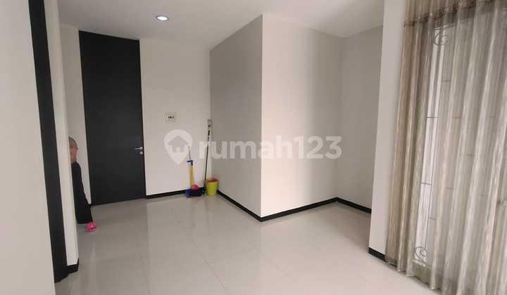 ruang makan rumah 2 lantai siap huni