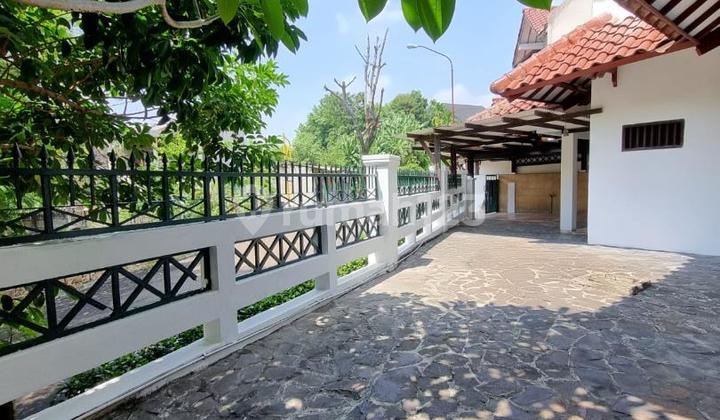 tampak depan dijual rumah strategis di puri