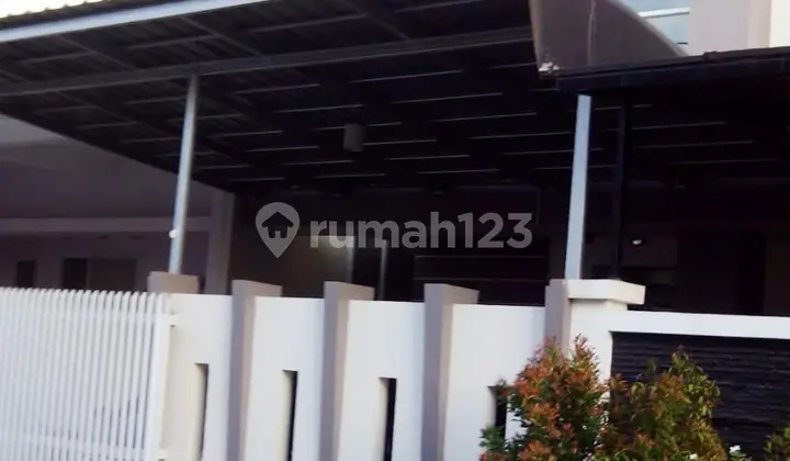 tampak depan dijual rumah 2 lantai setengah