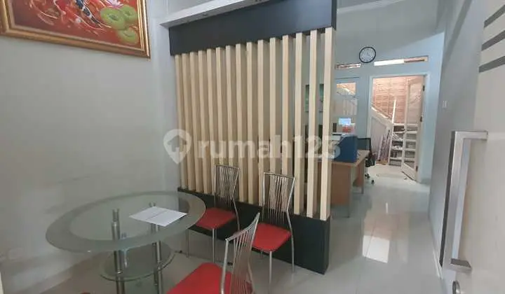 ruang tamu rumah minimalis di kembang pare