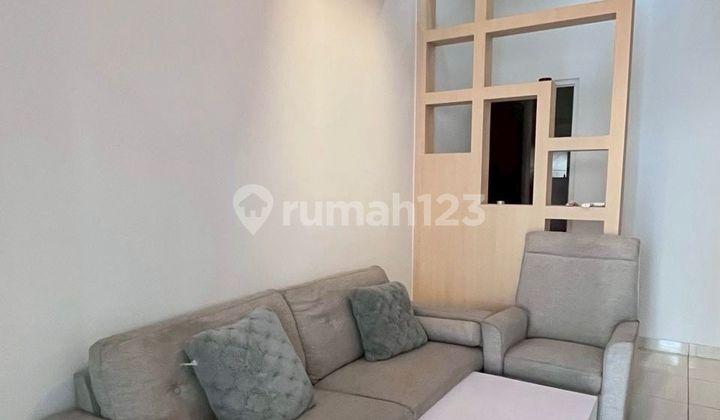 ruang tamu rumah cantik furnished siap huni