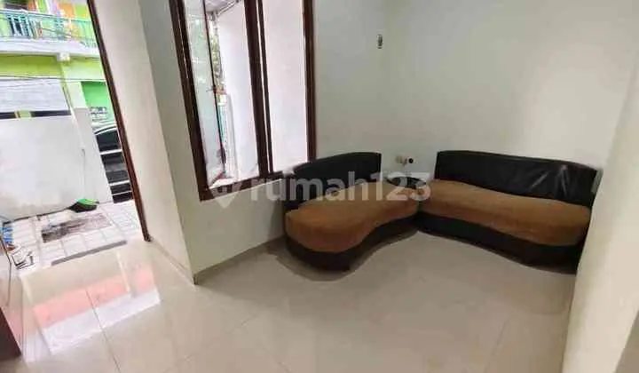 ruang tamu rumah minimalis di perum putra